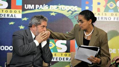 Lula cumprimenta a então ministra Marina Silva em evento no Palácio do Planalto em maio de 2005, quando era presidente da República