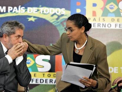 Lula cumprimenta a então ministra Marina Silva em evento no Palácio do Planalto em maio de 2005, quando era presidente da República