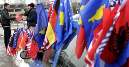 Un hombre vende en Pristina banderas de Kosovo, Albania, la UE y otros países que han reconocido la independencia kosovar.