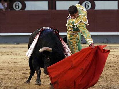 Serafín Marín recibe de capote al primero de su lote.