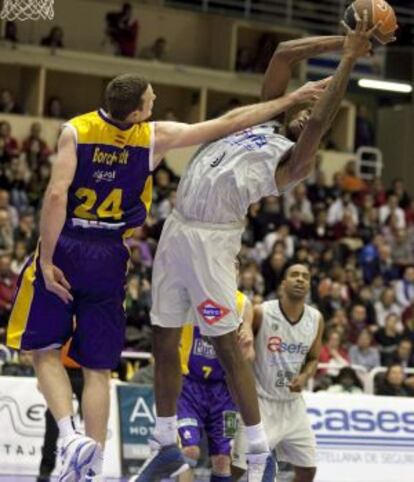 Simmons, pívot del Estudiantes, atrapa un rebote ante Curtis Borchardt