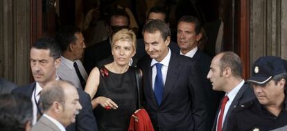 Zapatero sale del Congreso junto a su esposa, Sonsoles Espinosa