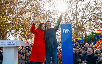 La presidenta de la Comunidad Autónoma de Madrid, Isabel Díaz Ayuso y el presidente del PP, Alberto Núñez Feijóo, saludan a los manifestantes este domingo en Madrid. 