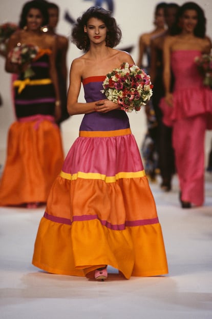 Linda Evangelista desfilando para Yves Saint Laurent, durante la presentación de la colección prêt-à-porter primavera-verano 1987.