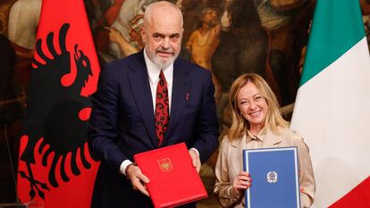 La primera minista de Italia, Giorgia Meloni, con su homólogo albanés, Edi Rama, tras firmar el acuerdo en Roma el pasado 6 de noviembre.