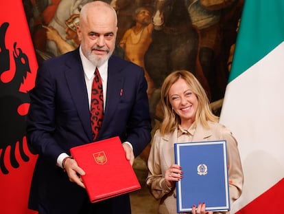 La primera minista de Italia, Giorgia Meloni, con su homólogo albanés, Edi Rama, tras firmar el acuerdo en Roma el pasado 6 de noviembre.