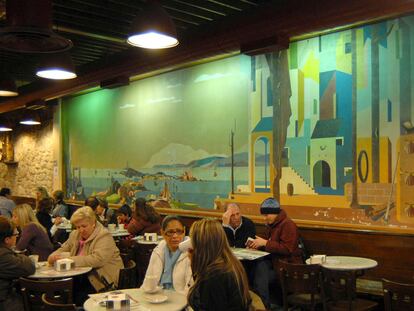 El café Vecchio de A Coruña, con el mural de Urbano Lugrís de fondo.