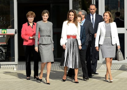 El estilo de Rania representa a la perfección el espíritu de las mujeres que no proceden de un ambiente aristocrático, por lo que conocen el pulso de la calle, pero ocupan un puesto preminente dentro de la realeza, por lo que saben de los requerimientos solemnes de su posición. Quizá por eso Letizia Ortiz sea una de sus grandes imitadoras (y viceversa). En la visita que la reina jordana realizó a España en 2015 ambas generaron mucha expectación por sus estilismos: nada podía competir con la espectacular pero a vez discretísima falda de tablas de Proenza Schouler que la reina de Jordania se puso para visitar el Centro Molecular Severo Ochoa.