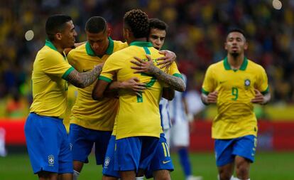 Brasileiros comemoram gol marcado contra Honduras.