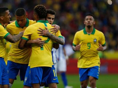 Brasileiros comemoram gol marcado contra Honduras.