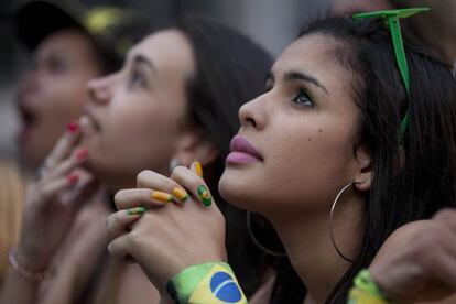 Torcedora assiste a partida Brasil e M&eacute;xico, em S&atilde;o Paulo, na ter&ccedil;a, 17