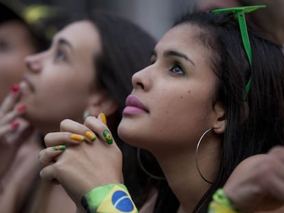 Torcedora assiste a partida Brasil e M&eacute;xico, em S&atilde;o Paulo, na ter&ccedil;a, 17