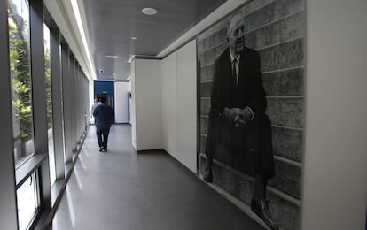 Vista de uno de los pasillos de la residencia del club con la imagen de Santiago Bernabéu