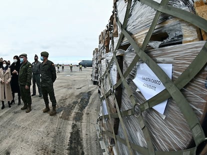 La ministra de Defensa, Margarita Robles, en el centro del grupo, asistía a la carga de un avión A400M con material con destino a Polonia, el domingo en la base de Torrejón de Ardoz (Madrid).