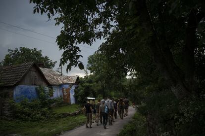 Un grupo de niños camina hacia la base del campamento en un pueblo cerca a Ternopil, el 27 de julio de 2018.