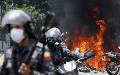 Forças de segurança venezuelanas em um dos protestos contra a Constituinte