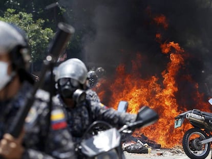 Forças de segurança venezuelanas em um dos protestos contra a Constituinte