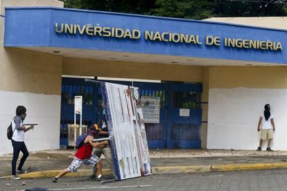 Un manifestante dispara un mortero desde un escudo improvisado frente a la Universidad Nacional de Managua.