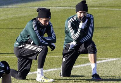 Coentrão y Cristiano charlan durante la última sesión de entrenamiento