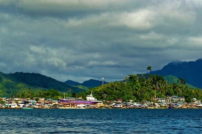 El paisaje devastador tras el paso del tifón Haiyan permanece un año después de la catástrofe, como atestigua la imagen superior.