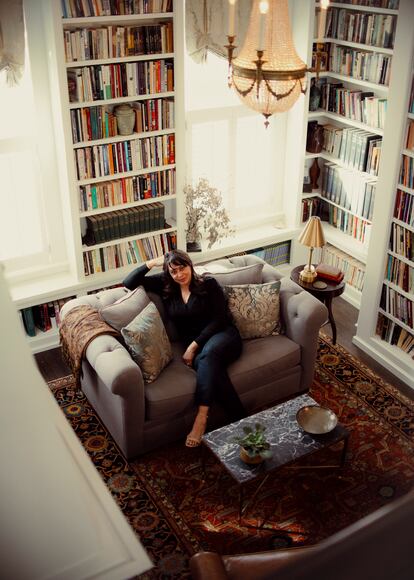 La autora de 'Memorial Drive', en la biblioteca de su residencia de Evanston, en el estado de Illinois.