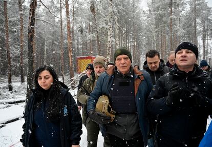 Josep Borrell, durante una visita por los alrededores de Kiev para observar el trabajo de los zapadores que retiran las minas que dejaron las tropas rusas en territorio ucranio.
