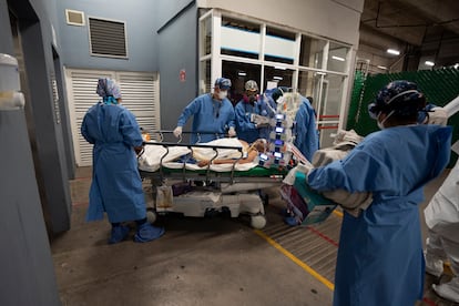 Trabajadores de la salud ingresan a un paciente grave a un hospital en Ciudad de México, el año pasado.