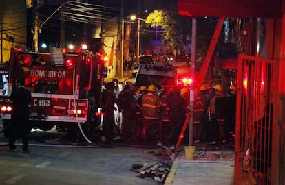 Los bomberos trabajan en la puerta de la discoteca Kiss.