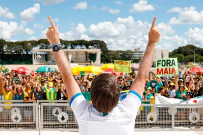 O presidente Jair Bolsonaro durante manifestação na frente do Palácio do Planalto, no domingo.