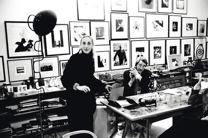 Junto a su amigo, el fotógrafo Helmut Newton, en el estudio de Sozzani.