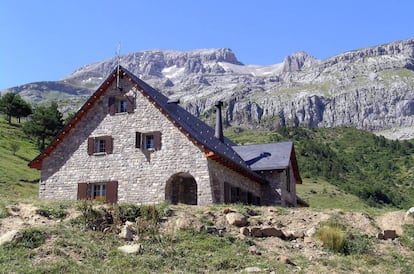 The Lizara refuge at the end of the Aragües-Jasa valley and at the foot of the Bisaurín peak (2,670 meters).