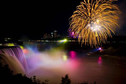 Fuegos artificiales se reflejan en la parte canadiense de las cataratas del Niágara por las celebraciones del 4 de julio, Día de la Independencia.