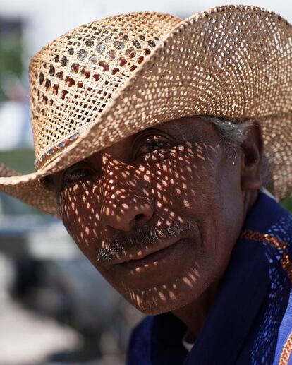 Los estándares de belleza que han impuesto los medios de comunicación desfavorecen la presencia de rostros morenos, según López. El fotógrafo espera que con su trabajo exista una autoreflexión sobre el racismo en México. “Que los medios de comunicación, que son tan importantes, se fijen en la gente de la calle”, dice López.