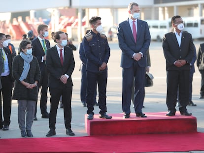 Felipe VI, Pablo Iglesias y Arancha González, a su llegada a Bolivia para participar en la toma de posesión del nuevo presidente del país, Luis Arce.