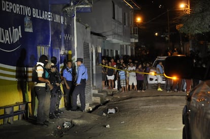 La polic&iacute;a nacional permanece afuera del billar tras el ataque armado.