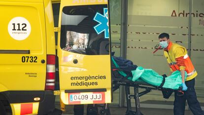 Un técnico sanitario traslada a un enfermo desde el servicio de urgencias del hospital de Sant Pau.