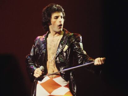 Freddie Mercury durante um show do Queen no Madison Square Garden em dezembro de 1977.