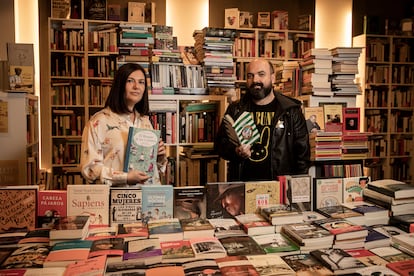 Los autores Miguel López, 'el Hematocrítico'; y Ledicia Costas, en la librería Berbiriana de A Coruña.