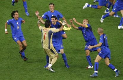 Los jugadores de la selección italiana corren a abrazar a Buffon tras imponerse en los penaltis a Francia en la final del Mundial de Alemania 2006. Fue la cuarta Copa del Mundo de Italia.