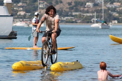 La 'Baycycle' es una bici que pretende convertirnos en el mismísimo Jesucristo y hacer que caminemos sobre las aguas. Sus creadores, que todavía se encuentran buscando financiación para el asunto (y lo que les queda), recorrieron el río Hudson de Nueva York en 15 minutos con ella.