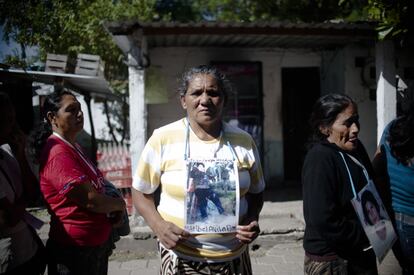 ”Mi hija Maribel vino con su amiga Teresa. Salieron de Teguchigalpa el 11 de septiembre de 2002. La Teresa se fue a Estados Unidos con un pollero que la pasó. Y a mi hija me la dejó en Oaxaca, trabajando en la casa de una señora... Ya me dijeron que la vieron en San Luis Potosí, pero la verdad es que nadie sabe donde está", relata Virginia Avila Flores.