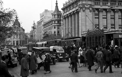 Un grupo de viandantes cruzaba la calle de Alcalá aprincipios de los años cuarenta. Al fondo, a la izquierda, el edificio de Metrópolis, en la confluencia con la Gran Vía. 
