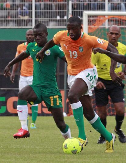 Yaya Touré pugna por el balón con el camerunés Idrissa Gueye durante un partido de 2013 clasificatorio para el Mundial de Brasil.