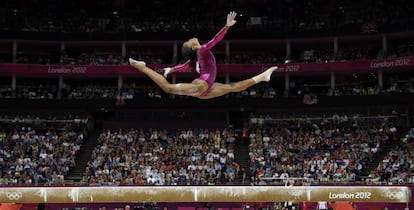 La estadounidense Gabrielle Douglas en su ejercicio sobre la barra de equilibrio.