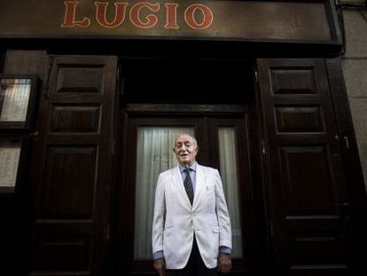Lucio Blázquez, dueño y fundador de Casa Lucio, ante la fachada de su establecimiento, en La Cava Baja.