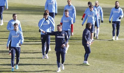 Simeone dirige un entrenamiento del Atlético, este viernes.