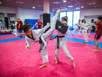 DVD 1105 (04-05-22) Entrenamiento de Taekwondo en el Club Hankuk en San Sebastián de los Reyes. Adriana Cerezo a la izquierda. Foto Samuel Sánchez