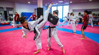 DVD 1105 (04-05-22) Entrenamiento de Taekwondo en el Club Hankuk en San Sebastián de los Reyes. Adriana Cerezo a la izquierda. Foto Samuel Sánchez