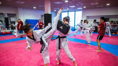 DVD 1105 (04-05-22) Entrenamiento de Taekwondo en el Club Hankuk en San Sebastián de los Reyes. Adriana Cerezo a la izquierda. Foto Samuel Sánchez