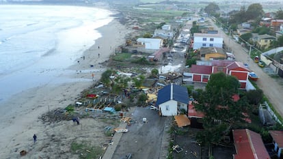 Vista aérea de los daños ocasionados por el tsunami posterior al terremoto 8,4 en la escala de Richter en la localidad de Los Vilos, a unos 200 km al norte de Santiago de Chile (Chile).